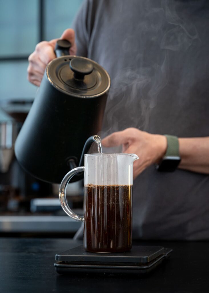 コーヒーを入れている手元