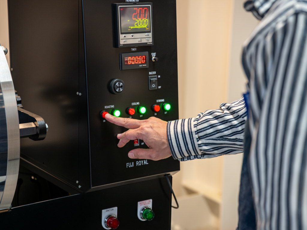 焙煎機のスイッチを押す