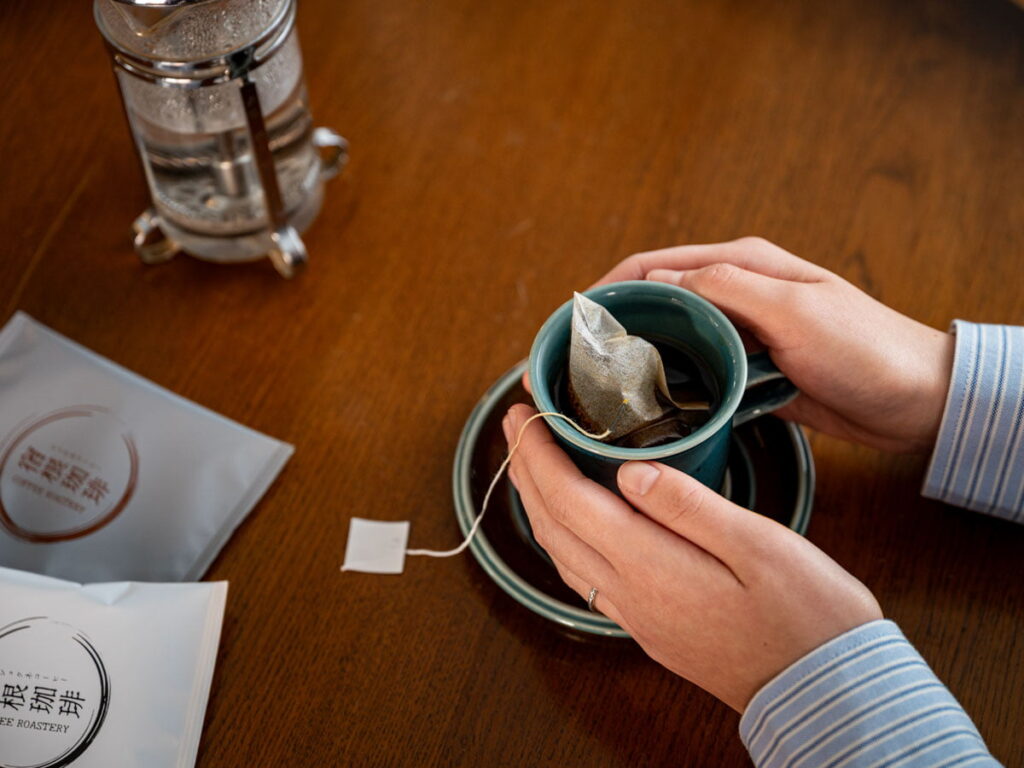 コーヒーカップを持つ手