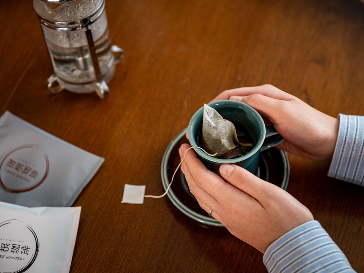 コーヒーカップを持つ手